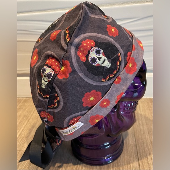 Previously loved Day of The Dead 💀 Scrup Cap with pony holder and ribbon 🎀 - Picture 3 of 4
